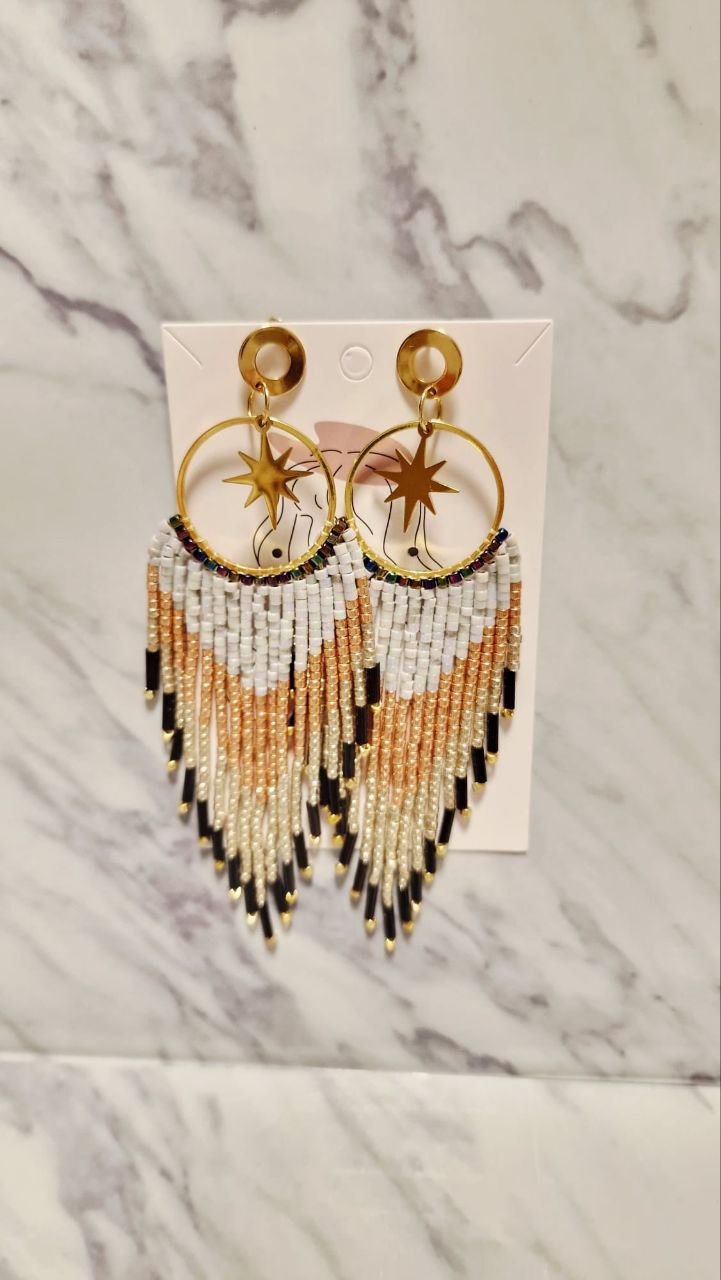 Pendientes Artesanales de Flecos - Edición Astral con Estrellas y Contraste Negro-Oro