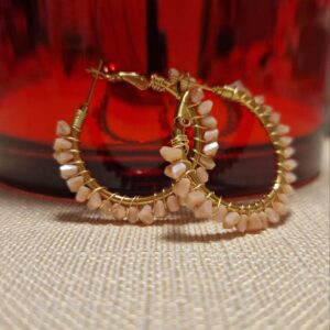 Pendientes de Aro Artesanales - Cuentas de Resina Color Crema Irisado