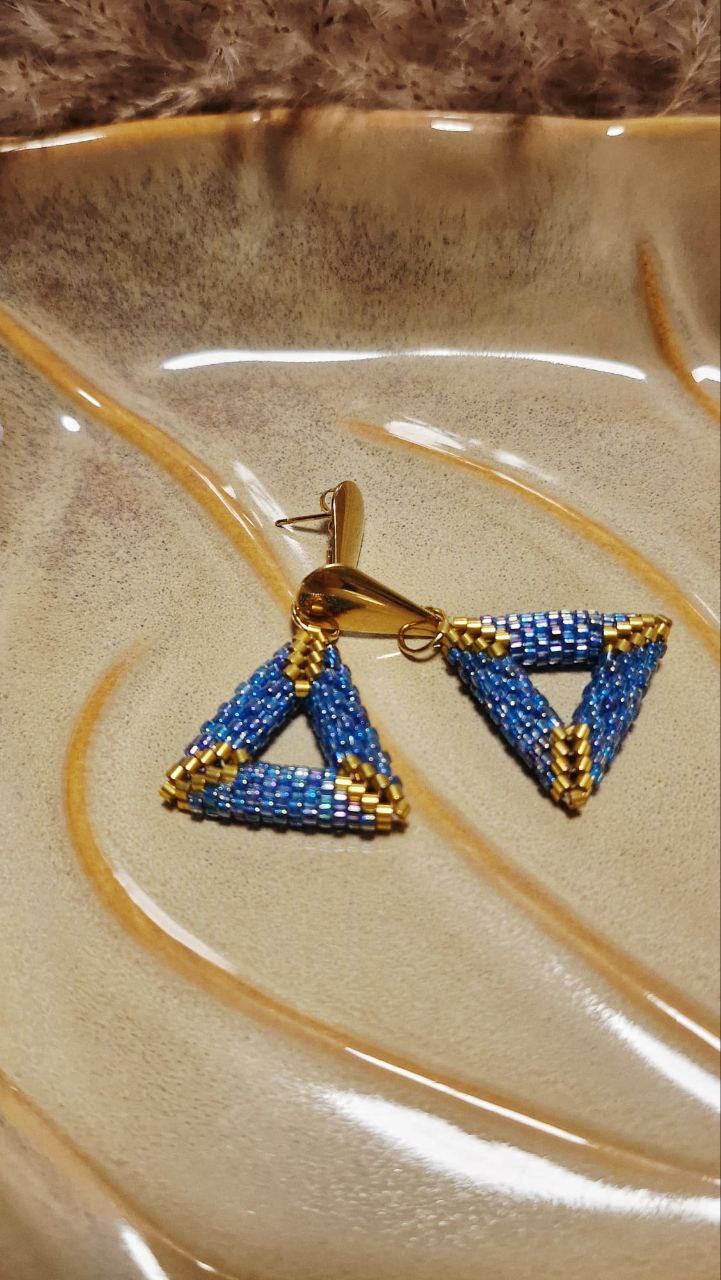 Pendientes "Blue Iris" - Triángulos Tejidos en Mostacilla Azul y Oro