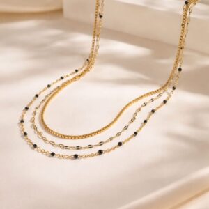 Collar "Night Cascade" - Triple Cadena de Acero Inoxidable con Detalles de Cuentas Negras