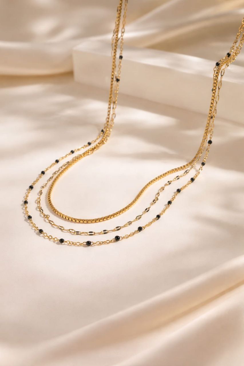 Collar "Night Cascade" - Triple Cadena de Acero Inoxidable con Detalles de Cuentas Negras