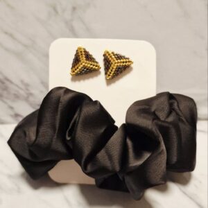 Pendientes de Botón Pirámide con Scrunchie de Satén